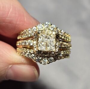 Gold Tone Ring With Crystals
